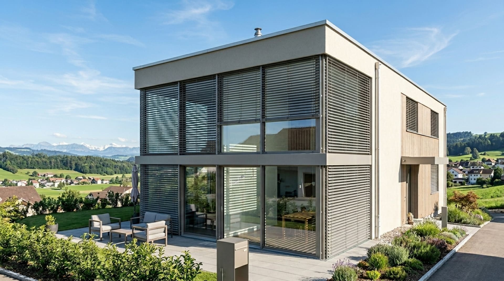 Aussenansicht eines modernen Schweizer Einfamilienhauses mit präzise eingestellten Lamellenstoren in VSR140 Grau bei strahlendem Sonnenschein im Zürcher Oberland.