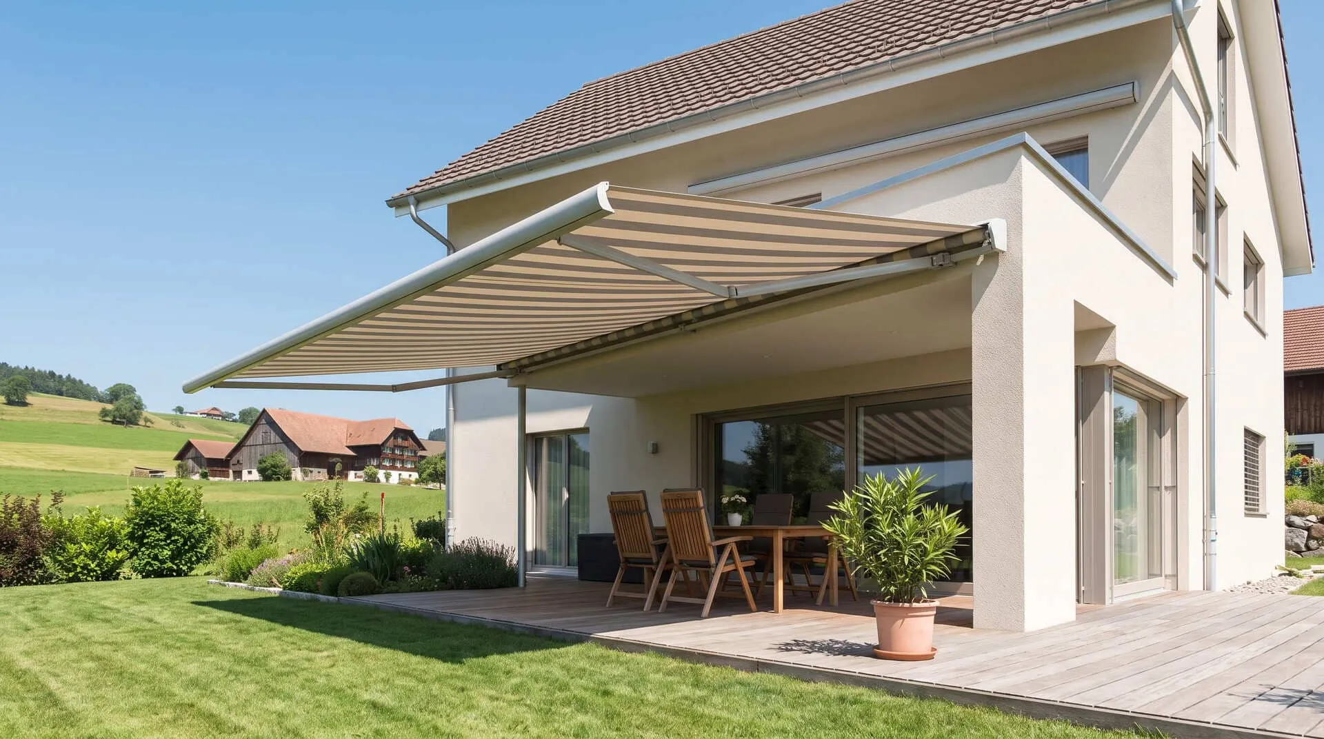 Gelenkarmmarkise an einem Schweizer Wohnhaus mit beschatteter Terrasse.