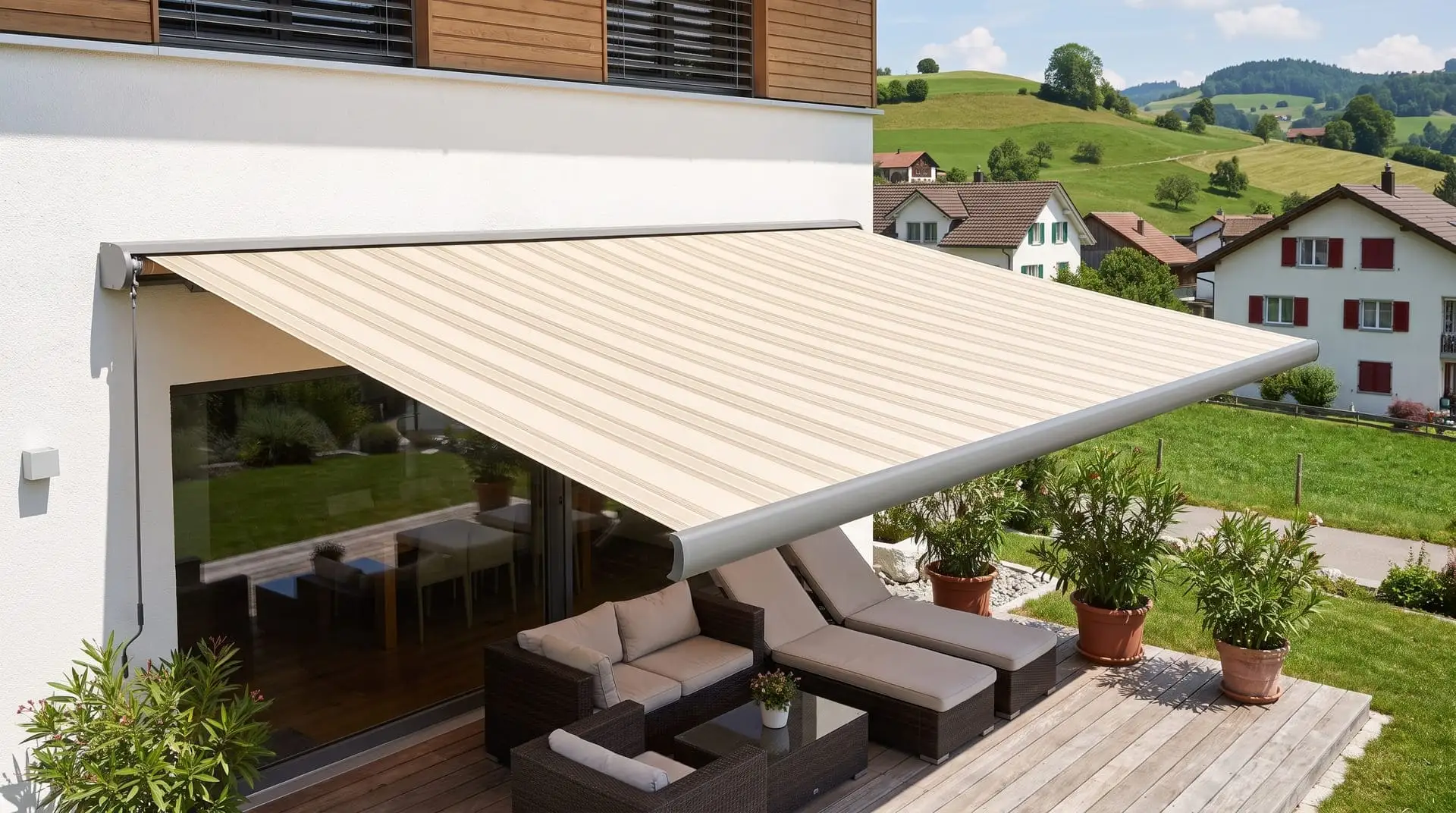 Halbkassettenmarkise an einem Schweizer Wohnhaus mit schattigem Sitzplatz.