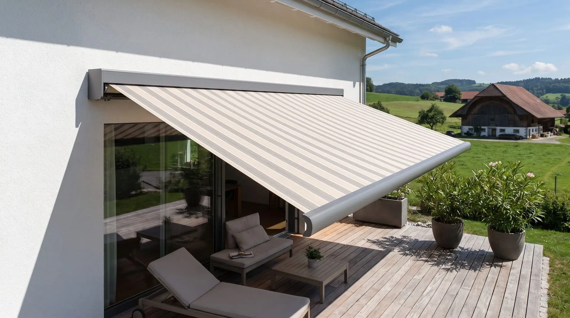 Kassettenmarkise an einem modernen Schweizer Wohnhaus mit hochwertiger Terrassenbeschattung.