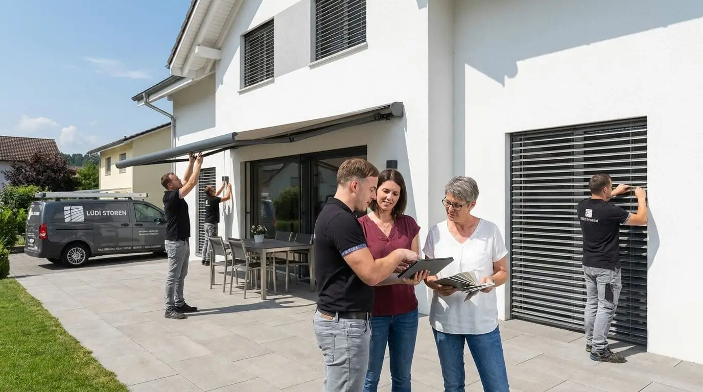 Dienstleistungen für Storen und Insektenschutz. Schweizer Wohnhaus mit Lamellenstoren, Sonnenstore und Insektenschutz im Zürcher Oberland. Bild soll ein Gesamtbild der Dienstleistungen der Firma Lüdi Storen GmbH zeigen. 