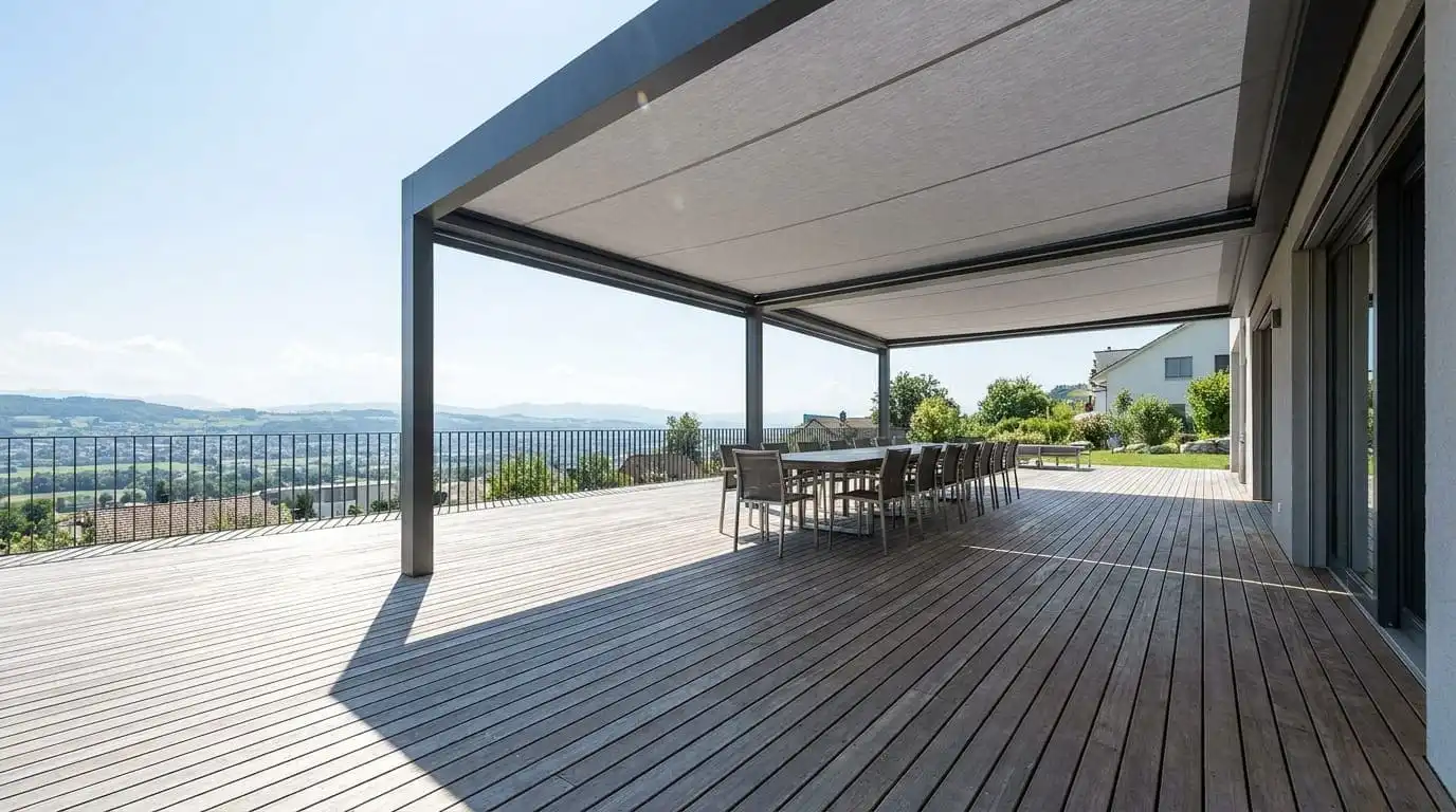 Pergola-Markise für grosse Terrasse in Bäretswil, im Zürcher Oberland und im Tösstal mit grosszügiger Beschattung.
