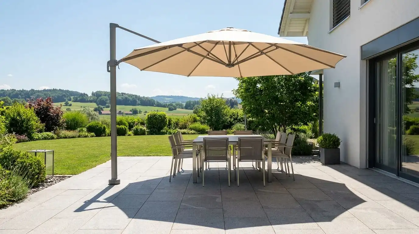 Premium Sonnenschirm für Terrasse und Sitzplatz in Bäretswil, im Zürcher Oberland und im Tösstal mit deutlich sichtbarem Schatten.