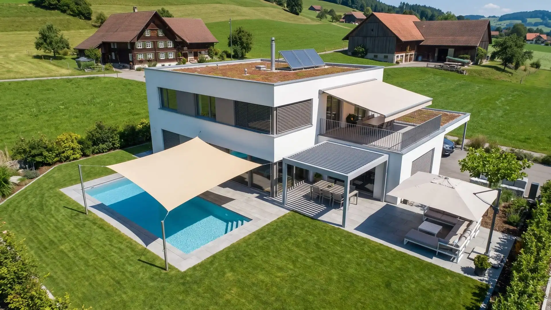 Sonnenschutzsysteme an modernem Wohnhaus mit Sonnensegel, Pergola-Markise, Sonnenstore, Sonnenschirm und Lamellenstoren im Zürcher Oberland.